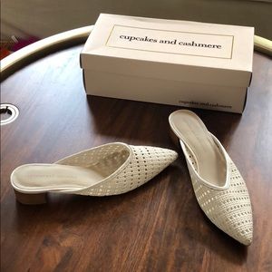 Cupcakes and Cashmere White woven slides. Size 8